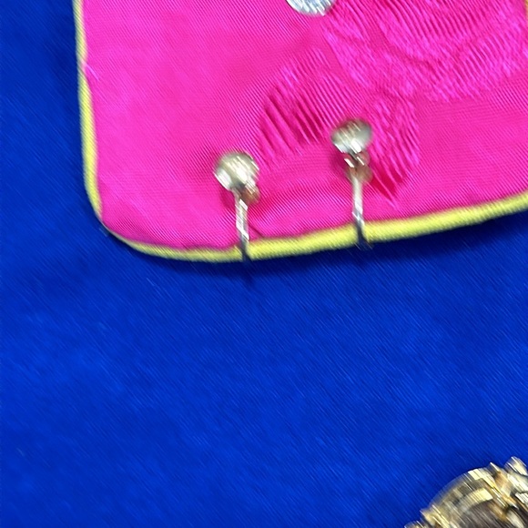 Vintage Gold Tone Framed Cameo Pin and Earring Set With Screw Back - Picture 5 of 6